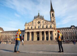 Ehrenamtliche Helferinnen und Helfer bei Flüchtlingshilfe München