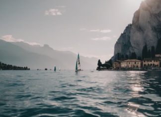 Riva del Garda: Perfekte Bedingungen für Segeln und Surfen erleben