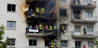 Münchner Feuerwehr rettet 12 Personen aus brennendem Mehrfamilienhaus in Neuhausen