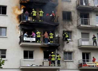 Münchner Feuerwehr rettet 12 Personen aus brennendem Mehrfamilienhaus in Neuhausen