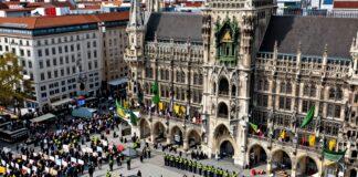 Tausende bei Münchner Klimademo – Polizei sperrt Maximiliansplatz ab