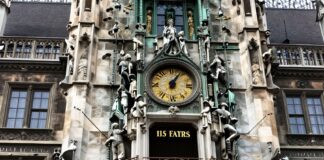 Münchner Rathausglockenspiel spielt seit 115 Jahren täglich dreimal die Stadtgeschichte