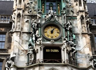 Münchner Rathausglockenspiel spielt seit 115 Jahren täglich dreimal die Stadtgeschichte
