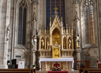 St. Matthäus in München feiert 125 Jahre mit restauriertem Hochaltar