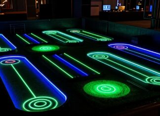 Münchens erstes 3D-Neon-Golf: 18 Bahnen im ultravioletten Schwarzlicht-Rausch