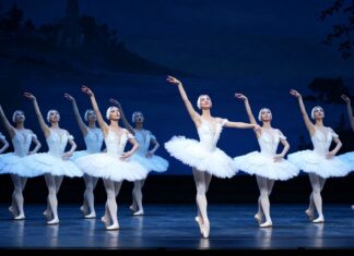 Bayerisches Staatsballett München feiert 350. Premiere mit Swan Lake in neuem Bühnenbild