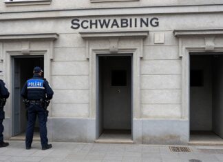 Polizei schließt drei illegale Gloryhole-Lokale in München Schwabing