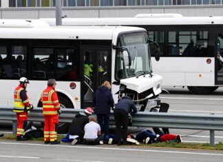 Lufthansa-Bus in München kracht mit 12 Verletzten in Leitplanke